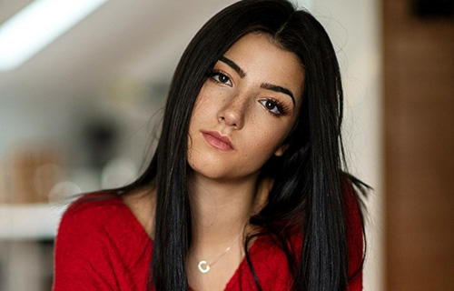 Hot girl chạm mốc 100 triệu người theo dõi trên TikTok là ai?